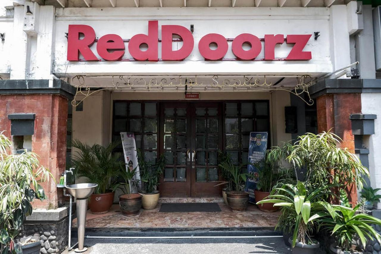 ホテル Reddoorz Near Waterboom Lippo チカラン エクステリア 写真